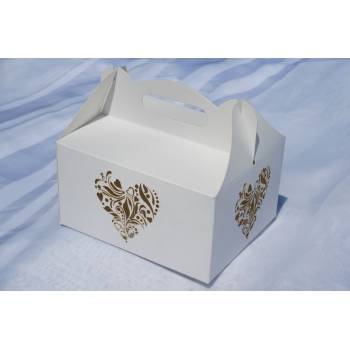 Tekturowe pudełko na ciasto weselne z wyciętym sercem
